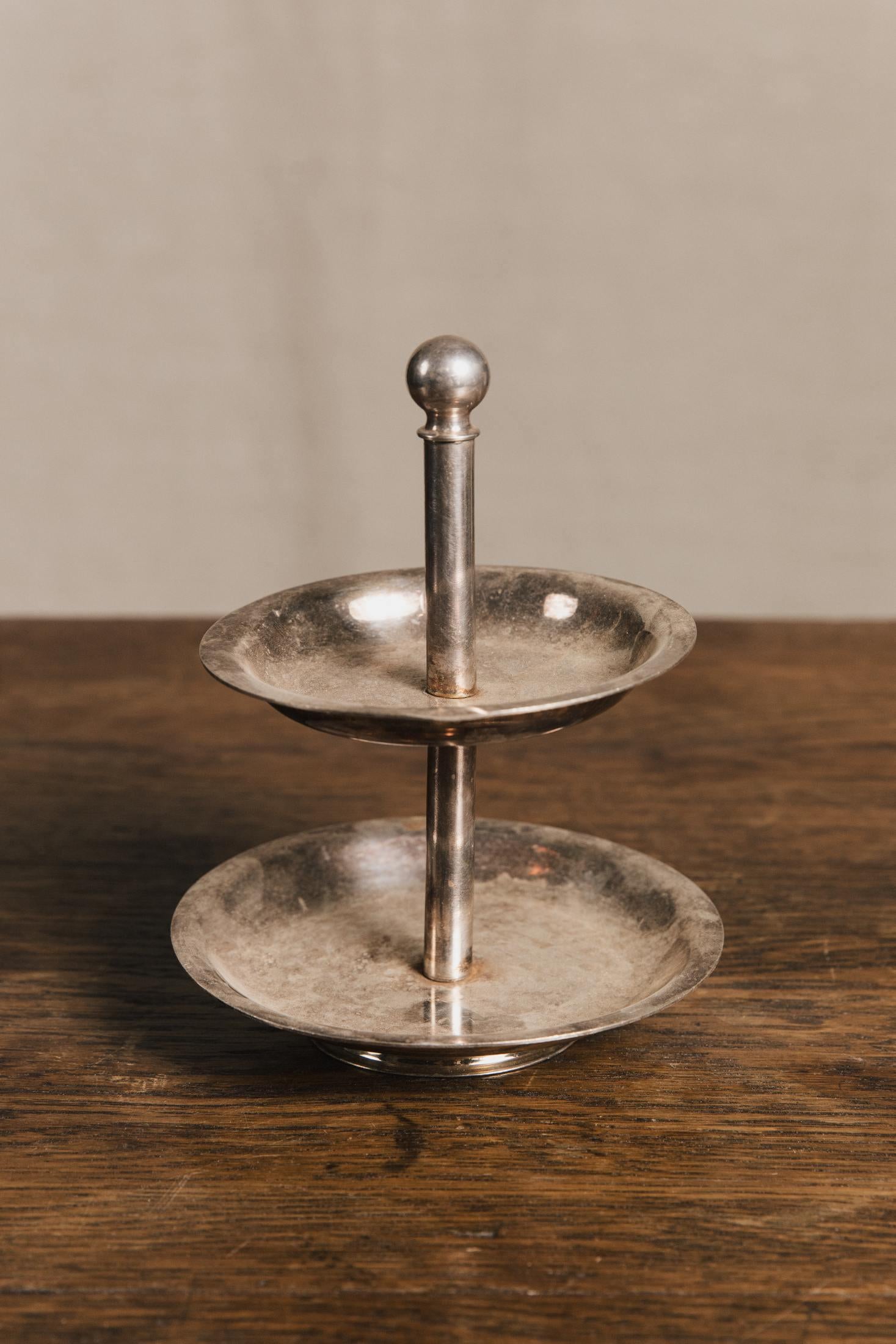 Alzatina in metallo argentato a 2 piani. 13,5x17h ARG1401 1 Raw 