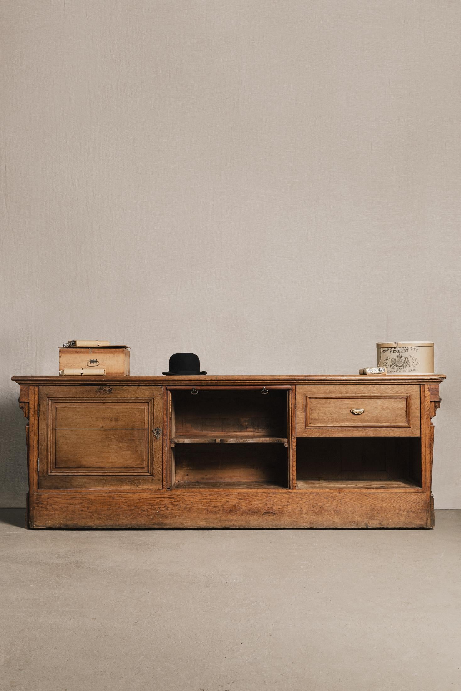 Bancone da negozio in rovere (Francia, inizi XX sec)<BR/> TAV0043 1 Raw 