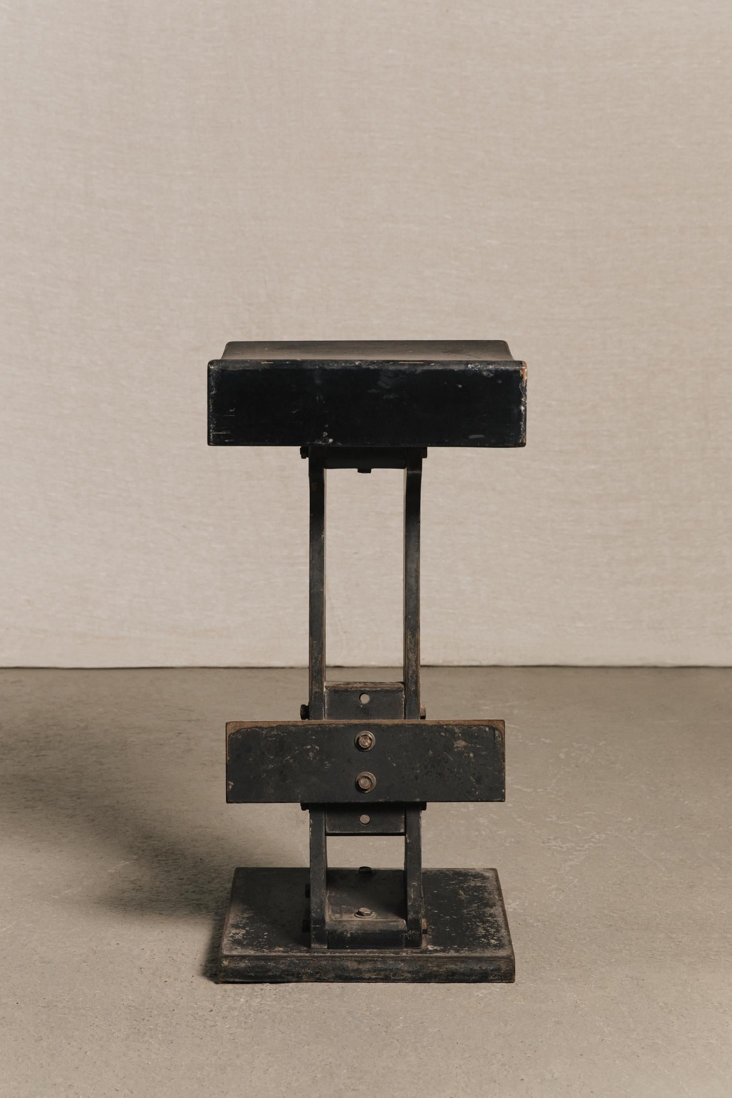 Sgabelli brutalisti anni 70/80<BR/> SED0194 1 Raw 