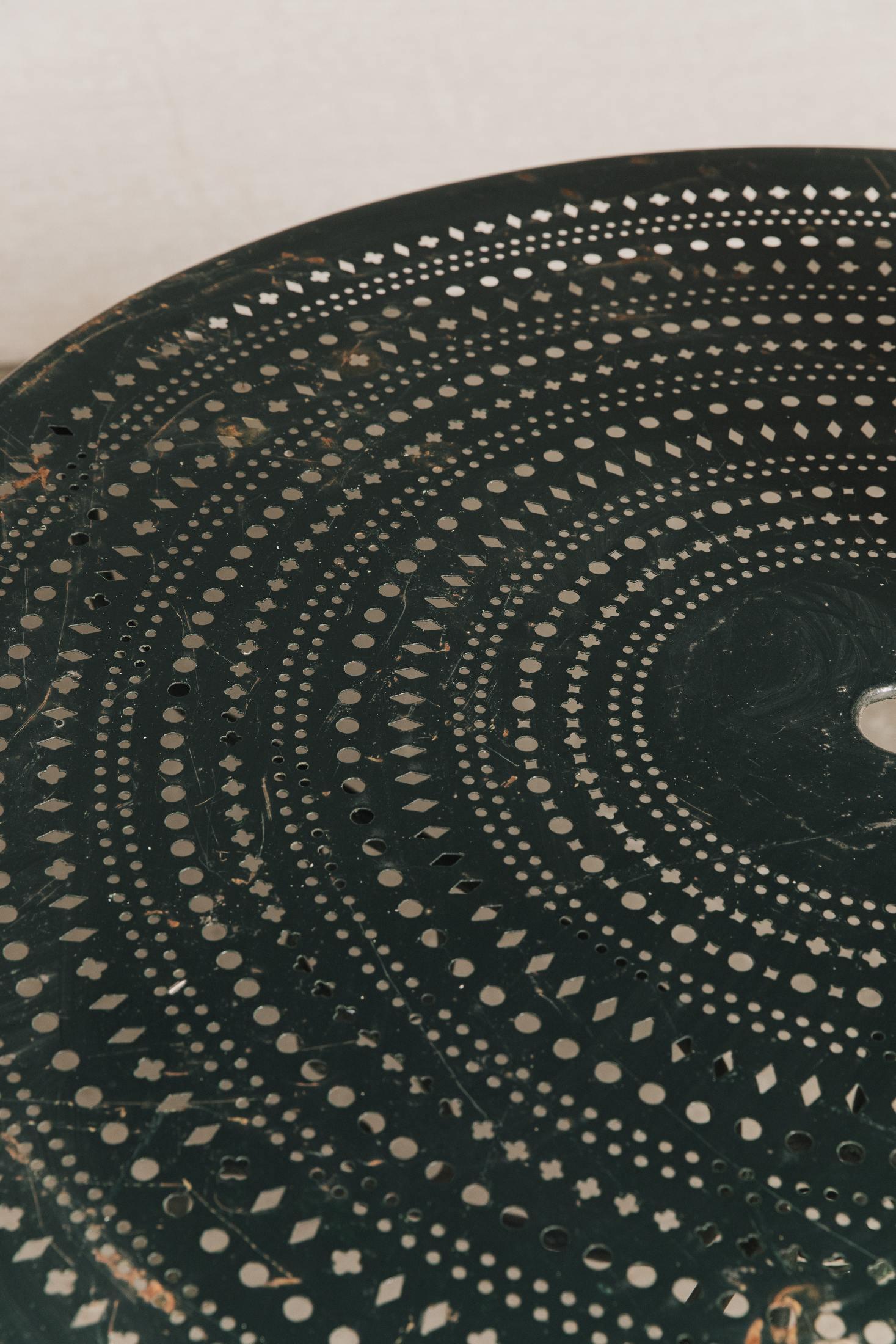 Tavolo da giardino tondo con piano traforato<BR/> GAR1205 1 Raw 