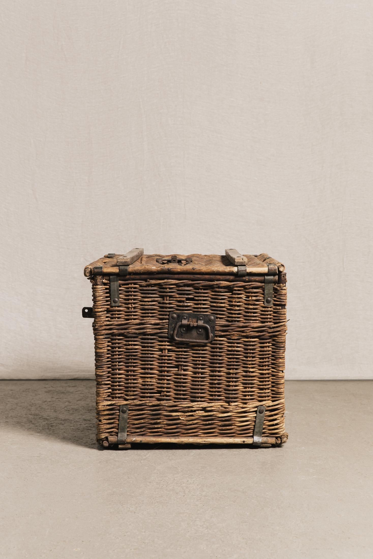 Baule da viaggio in vimini. NEG1408 1 Raw 